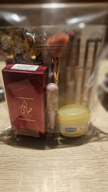 Lote con perfume yara exótica