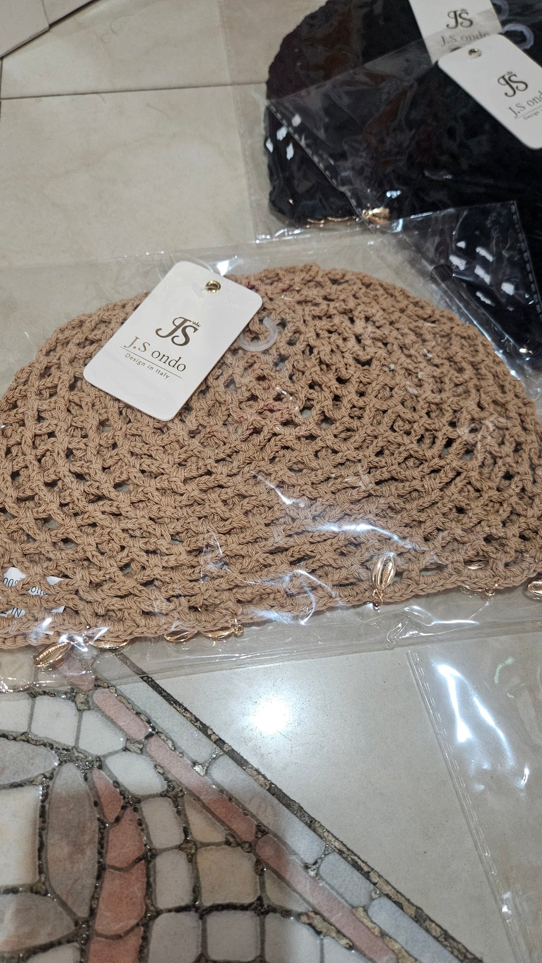 Gorro con adornos